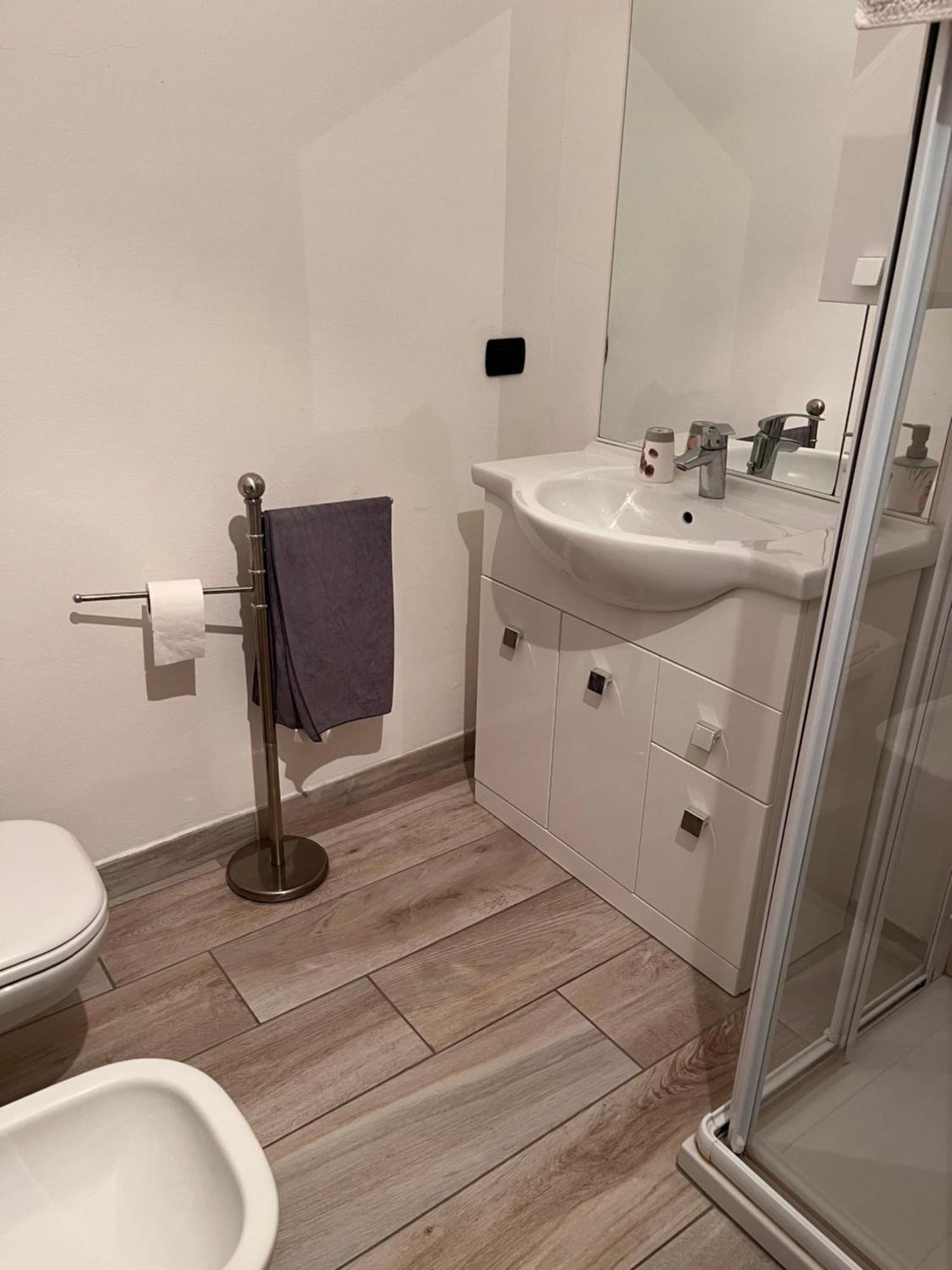 Il Cortile Como Single & Double Room In Apartment No Hotel Ngoại thất bức ảnh